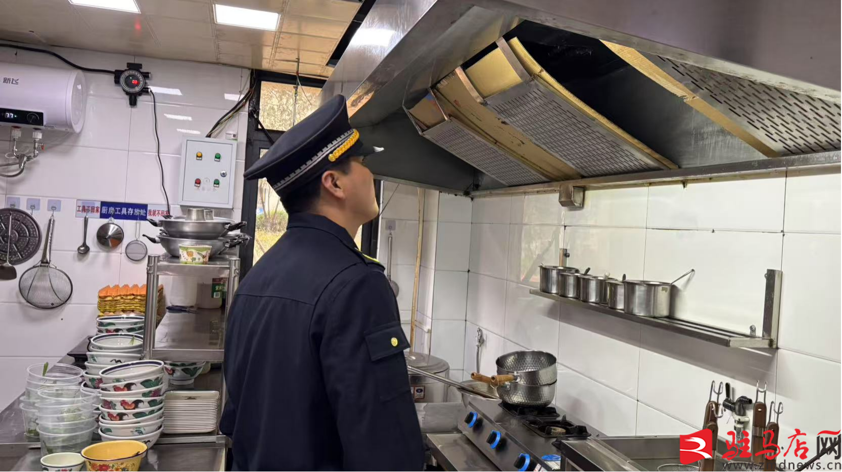 尊龙人生就是博d88，市城乡一体化示范区局开展餐饮油烟整治行动